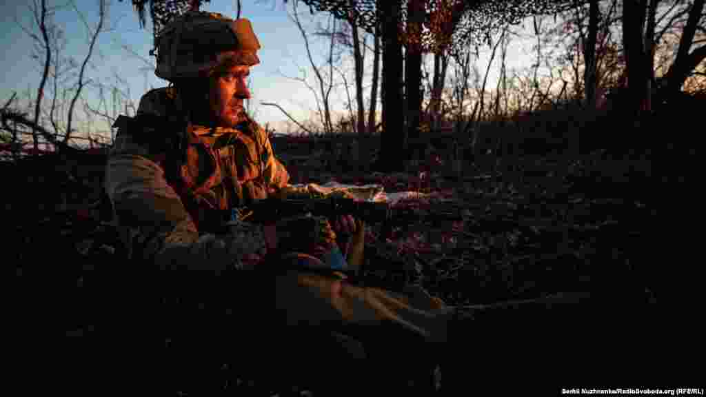 Український солдат 7 листопада поблизу села Кримське, Жолобок, Луганської області. (Сергій Нужненко, Радіо Свобода/Радіо Вільна Європа) 