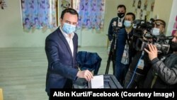 Premijer Kosova Aljbin Kurti prilikom glasanja u Tirani na parlamentarnim izborima u Albaniji 25. aprila 2021.
