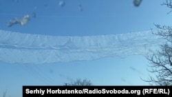 Защищающая от дронов сетка в одном из населенных пунктов на пути к Константиновке, февраль 2024 года