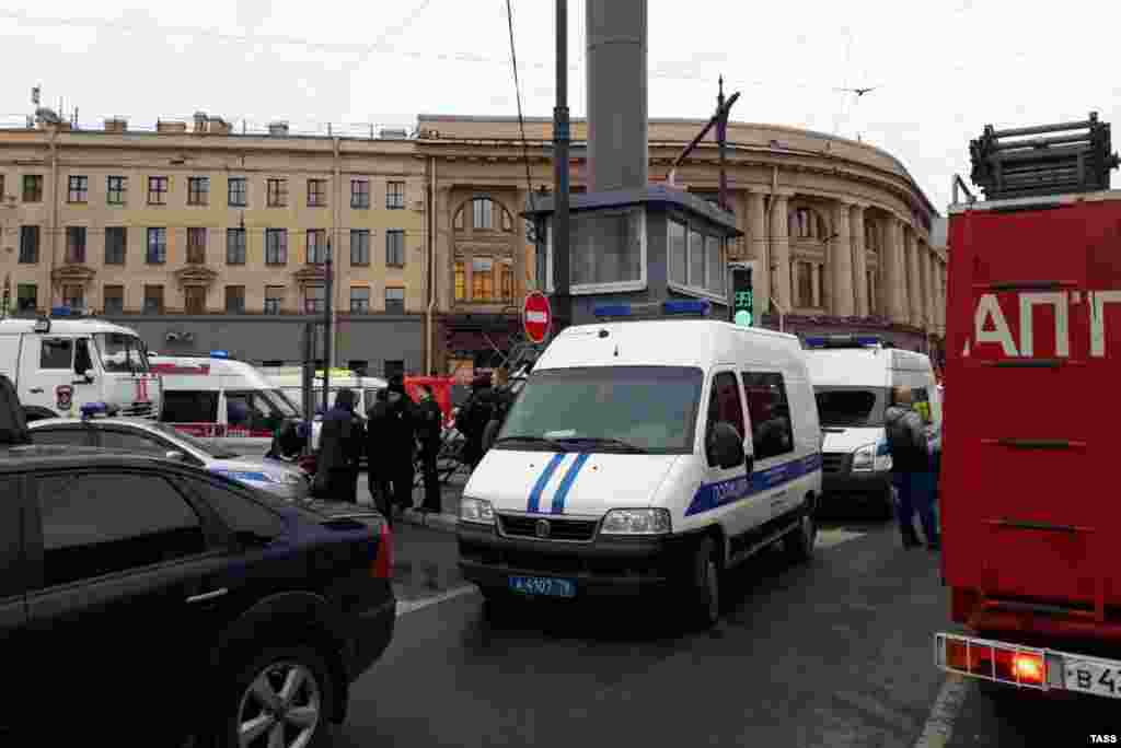 Около выхода из метро "Технологический институт"