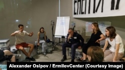 На воркшопе Томаса Хиршхорна (в центре в очках). Справа от него Татьяна Кочубинская