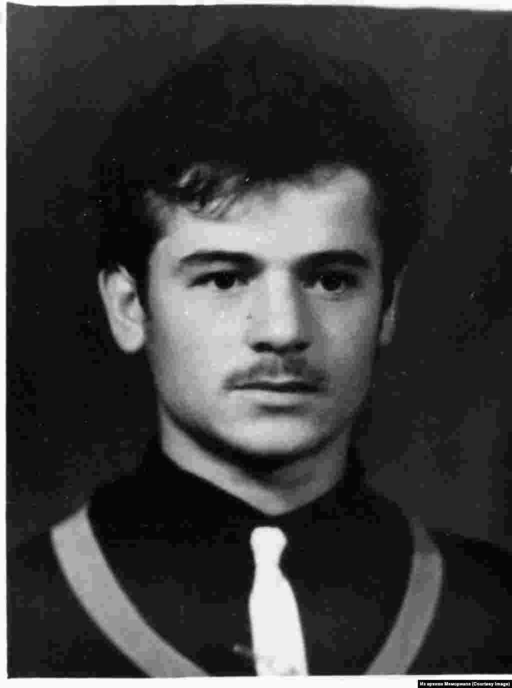 Мустафа Джемилев (родился в 1943) — лидер крымскотатарского национального движения. Член Инициативной группы по защите прав человека с 1969 года. Шесть раз был осужден по политическим мотивам. Председатель Меджлиса крымскотатарского народа с 1991 по 2013. Фото от 18 ноября 1962 года.