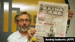 Urednik i vlasnik dnevnog lista "Dnevni telegraf" Slavko Ćuruvija na konferenciji za novinare u Beogradu, novembar 1998.