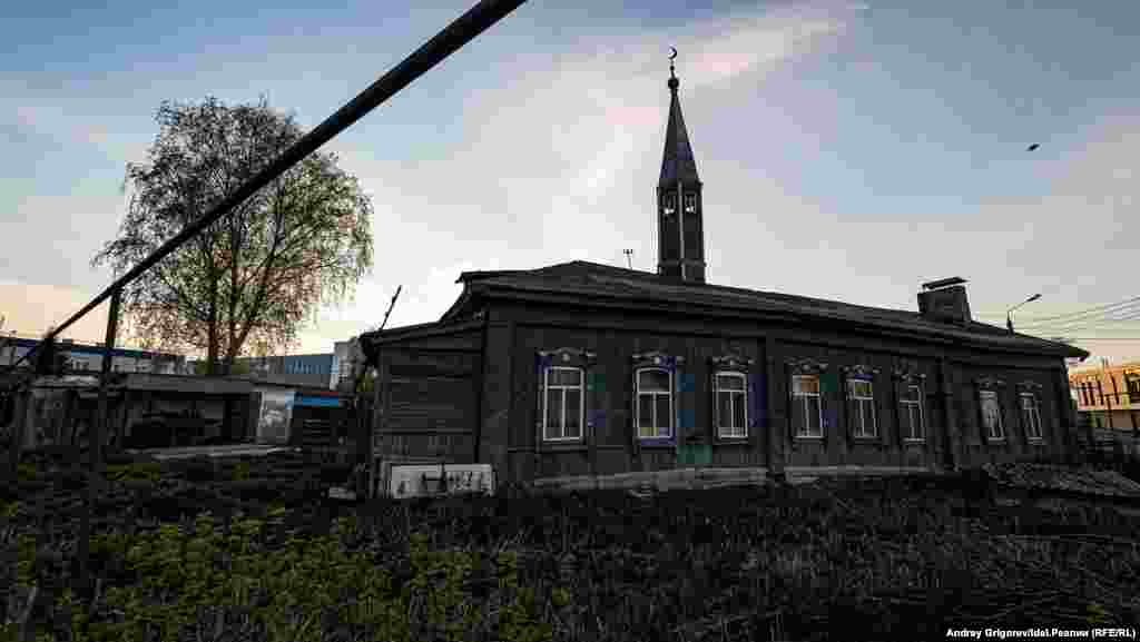 Рамадан – это девятый месяц мусульманского календаря. В этот месяц мусульмане постятся в светлое время суток от начала утренних сумерек до захода солнца, а по окончании месяца отмечают праздник Ураза-байрам (Ид аль-Фитр), он будет отмечаться 13 мая