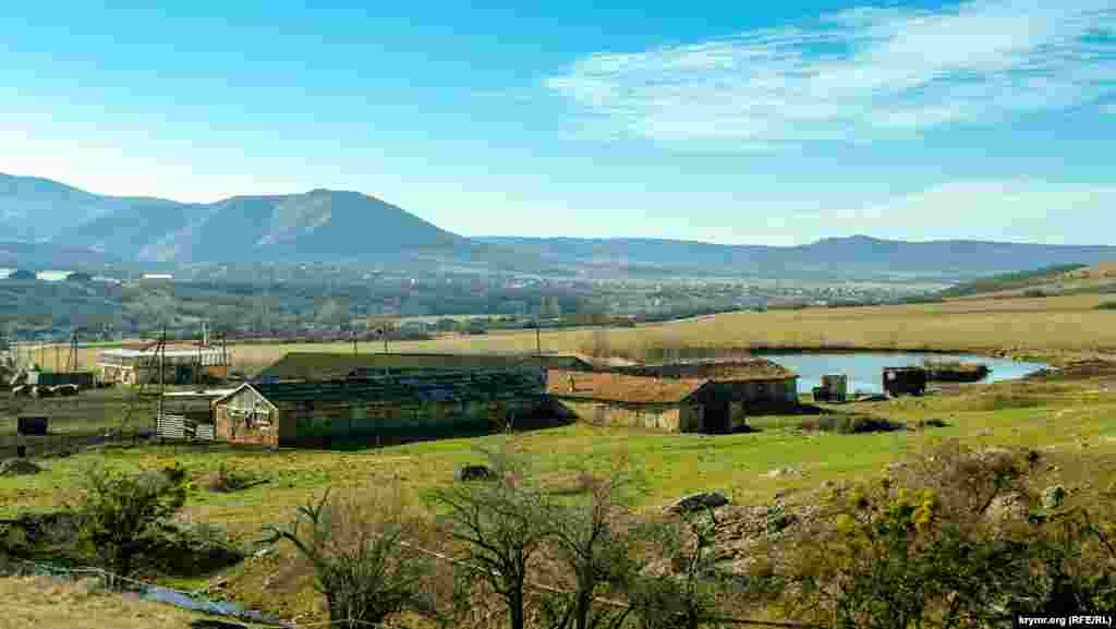 Фермы для скота близ Красных пещер появились еще в советское время. С 1992-го года это собственность одного из первых в Добровской долине фермерского хозяйства «Эдем»