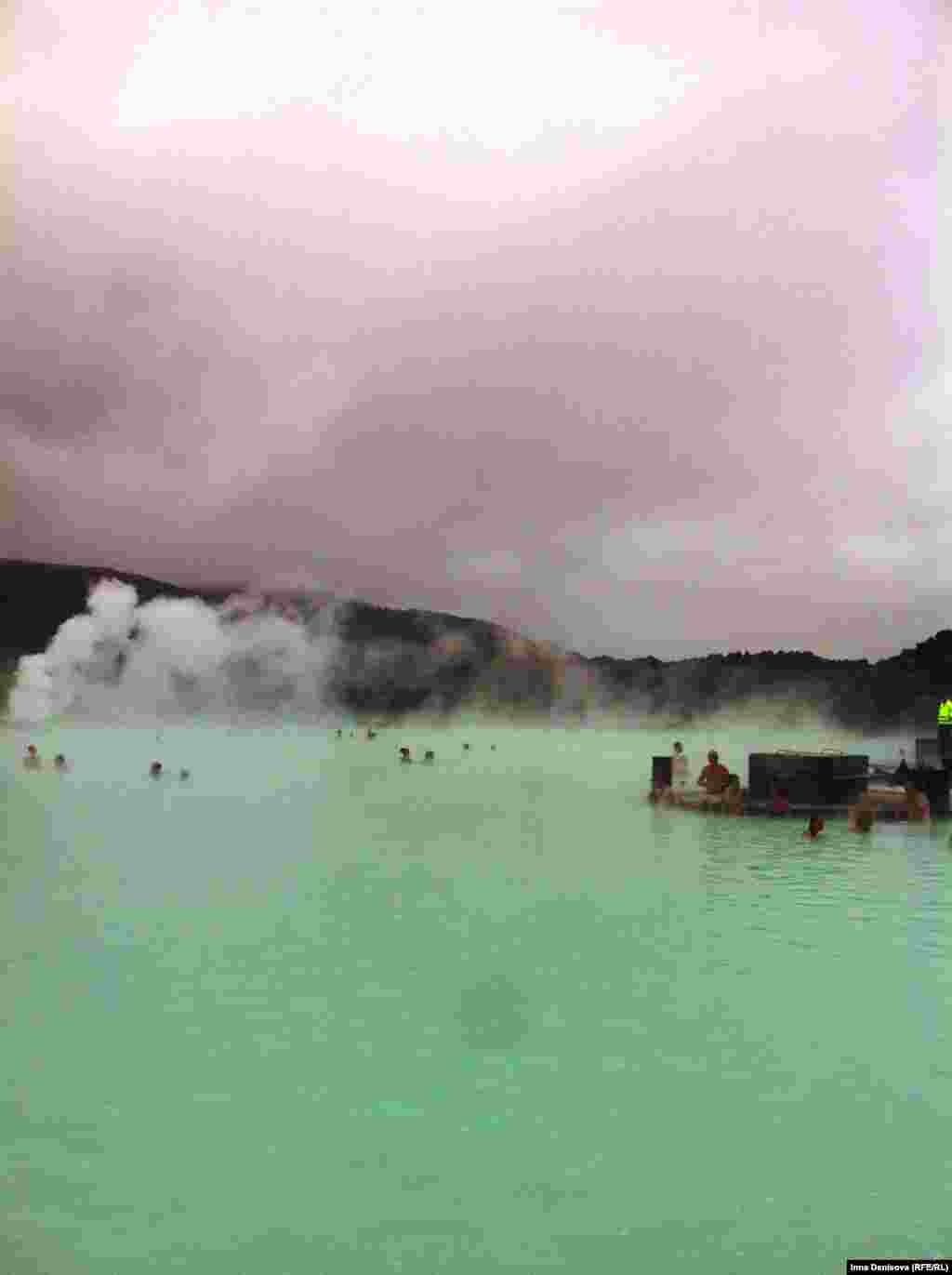 Час посещения "Голубой лагуны" стоит 35 евро. Белая глина, полезная лицу, бесплатная: ей вымощено дно озера, так что в ней нет недостатка. Париться в горячем бирюзовом молоке, выдыхая струйку пара в облако, растрепанное северным ветром - неземное наслаждение. 