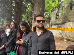 სხვებთან ერთად, იაგოც ელოდება, როდის შეძლებს ნივთების გამოტანას თავისი ბინიდან