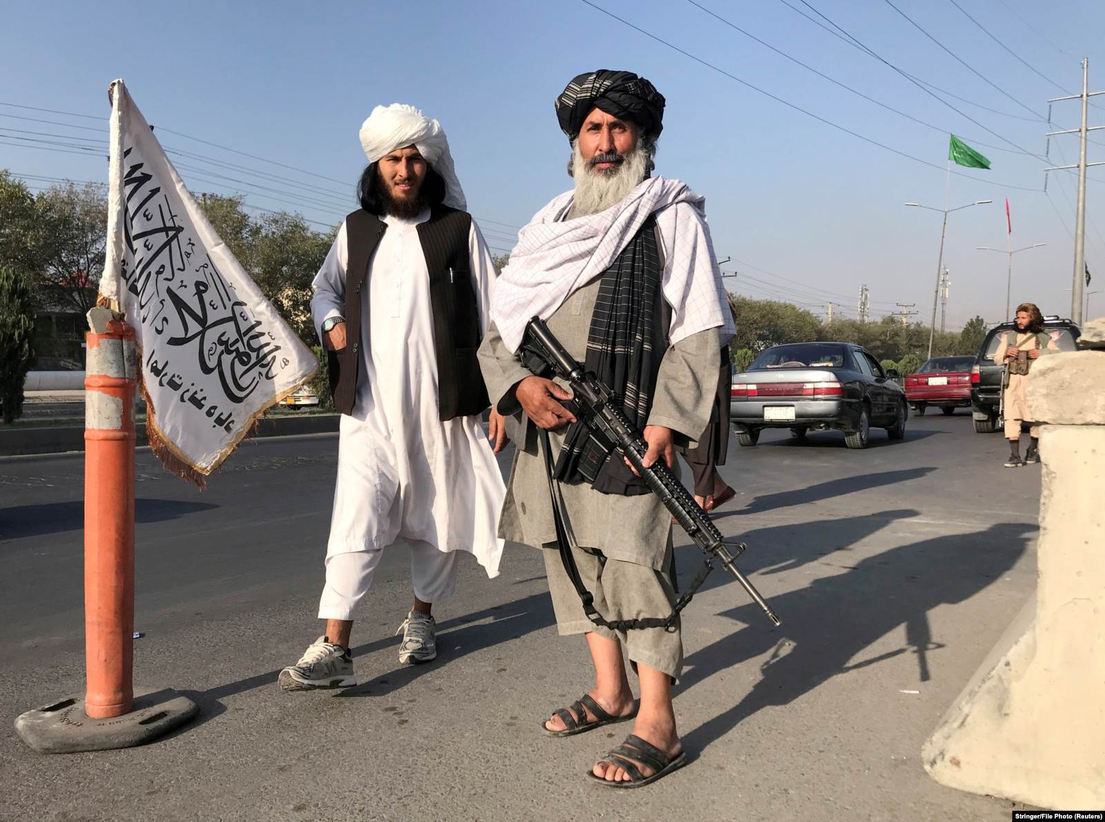  Talibanski borac sa M16 puškom ispred Ministarstva unutrašnjih poslova u Kabulu, 16. avgusta 2021.