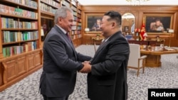 Лидер Северной Кореи Ким Чен Ын пожимает руку секретарю Совета безопасности России Сергею Шойгу в Пхеньяне, Северная Корея, 4 июня 2025 года.
