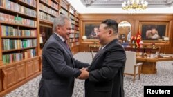 Лидер Северной Кореи Ким Чен Ын пожимает руку секретарю Совета безопасности России Сергею Шойгу в Пхеньяне, Северная Корея, 4 июня 2025 года