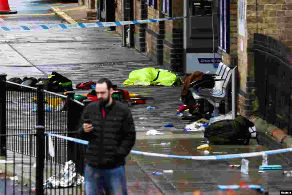 Predmeti leže razbacani po tlu na stanici Huntingdon nakon serije uboda nožem u vozu, blizu Cambridgea, Velika Britanija, 2. novembra 2025.