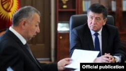 Підставою для звільнення голови уряду названа заява Кубатбека Боронова (зліва)