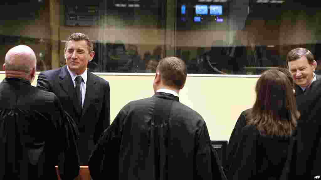 Ante Gotovina i Mladen Markač sa odvjetnicima, Hague, 16. novembar 2012. Foto: AFP / Bas Czerwinski