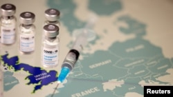 Velika Britanija u periodu tranzicije do 31. decembra, tehnički podleže propisima EU, uključujući i pitanje lekova, ali je odobrila novu vakcinu na osnovu vanredne mere.