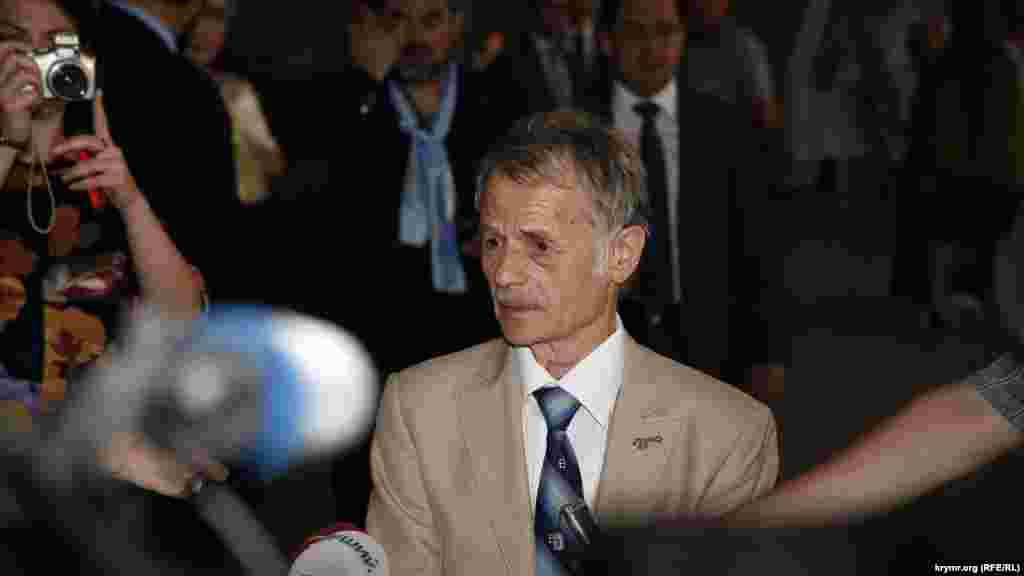 Мустафа Джемілєв дає інтерв'ю українським телеканалам. Після анексії йому заборонять відвідувати батьківщину