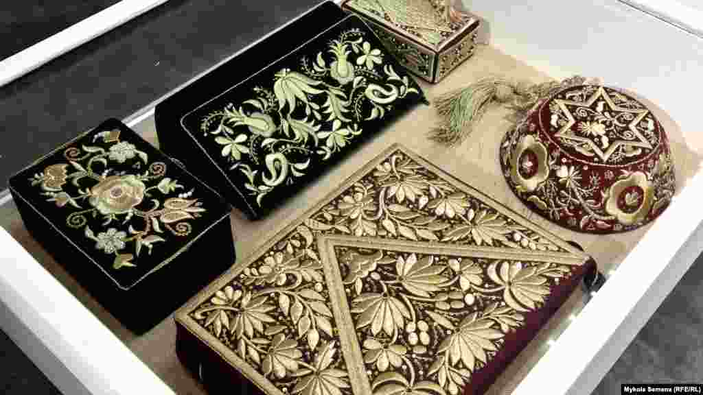 Вышивка в старинной крымскотатарскаой технике золотого шитья. Оно выполняется двусторонней гладью, вышивка получается объемной. Эти экспонаты – сумки, шкатулки и фес – демонстрировали на выставке в Симферополе в феврале 2020 года