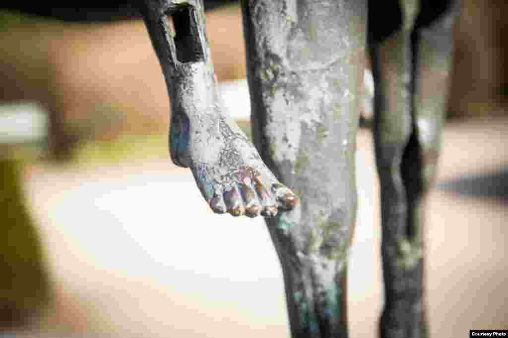 Чума восседает на белом коне, Война - на рыжем, Голод - на вороном, Смерть - на бледном. Господь наделил всадников силой сеять святой хаос и разрушение в мире. Скульптор Поот выполнил своих кавалеристов в гамме "металлик", чтобы время покрыло их зловещей зеленой патиной