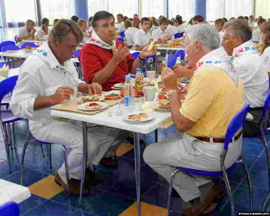 2005 წლის აგვისტოში გადაღებულ ფოტოზე გამოსახული არიან (მარცხნიდან მარჯვნივ) უკრაინის პრეზიდენტი ვიქტორ იუშჩენკო, საქართველოს პრეზიდენტი მიხეილ სააკაშვილი, ლიეტუვის პრეზიდენტი ვალდის ადამკუსი და პოლონეთის პრეზიდენტი ალექსანდრე კვასნევსკი, რომლებიც „არტეკში“ სადილობენ. 1990-იანი წლების ეკონომიკური კოლაფსის ფონზე, ბანაკის ინფრასტრუქტურა მალევე მოიშალა, მოგვიანებით კი სკანდალში გაეხვა სავარაუდო სექსუალური ძალადობის გამო.