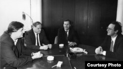 Goran Milić, Kemal Kurspahić, Milenko Voćkić i Nenad Pejić u danu kad su izišli pred javnost s posljednjim apelom za mir u proljeće 1992. (Arhivski snimak)