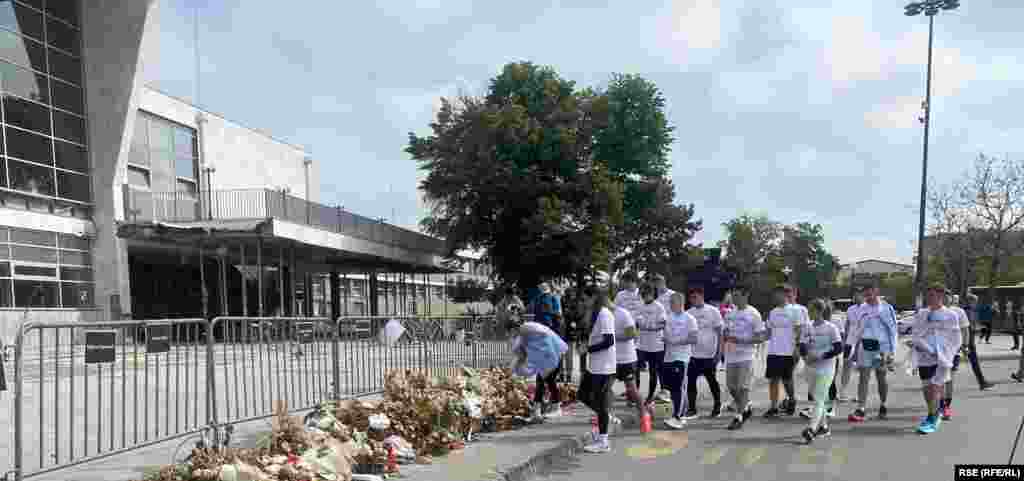 Polaganje cveća za nastradale, Novi Sad 25. april