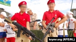Dvojica dječaka iz Junarmije drže oružje na događaju u Sevastopolju, na ruskom okupiranom Krimskom poluostrvu, avgusta 2019. godine.