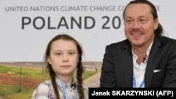 Greta Tunberg, 16-godišnja aktiviskinja protiv klimatskih promjena, na decembarskom samitu UN o klimatskim promjenama u poljskim Katovicama sa ocem Svanteom.