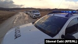 Policija koja je obezbjeđivala kolonu autobusa sa izbjeglicama i migrantima