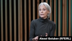Jurnalista și analista americană Jill Dougherty în studioul Europei Libere