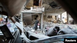 Palestinac sa stvarima napušta kuću pogođenu izraelskim napadom, usred sukoba između Izraela i palestinske islamističke grupe Hamas, u Rafi, u južnom pojasu Gaze, 9. maj 2024. 