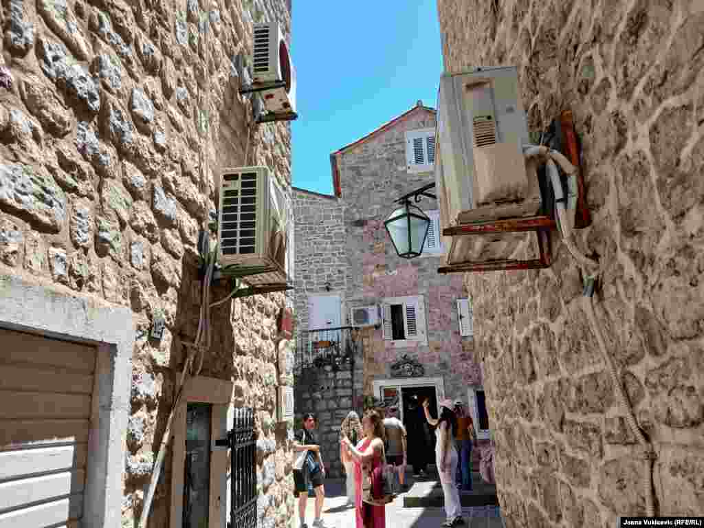 Studija o Starom gradu je još prošle decenije popisala preko hiljadu primjera različitih devastacija u starogradskom jezgru. Klime su najočigledniji primjer toga.