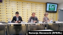 Tomas Vajc (u sredini) navodi da bi želeo da vidi saradnju NDB i ZZS u budućnosti za šta, kako je rekao za RSE, ima naznaka. Foto: Press konferencija NDB, Tomasa Vajca i kancelarije Hajnrih Bel (Heinrich Böll) fondacije, Beograd, 25. avgust 2021.