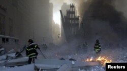 Пожежники ліквідують наслідки теракту в Нью-Йорку, фото 11 вересня 2001 року