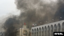 Під час акцій протесту в Бішкеку, 7 квітня 2010 року