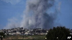 Dim se diže nakon izraelskog bombardovanja u pojasu Gaze, kako se vidi iz južnog Izraela, 19. mart 2025. 