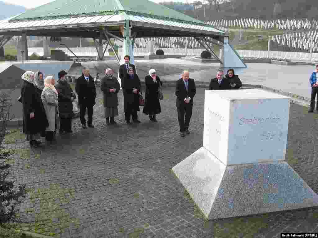 Valantin Inzko, visoki predstavnik međunarodne zajednice u Bosni i Hercegovini, često je posjećivao Memorijalni centar Potočari i najviše vremena provodio u razgovoru sa majkama Srebrenice.