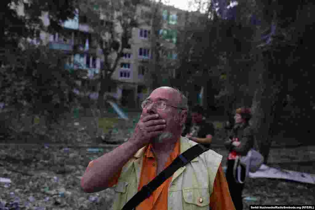 Muškarac šokiran prizorom uništene stambene zgrade u Kijevu ujutro 17. juna.