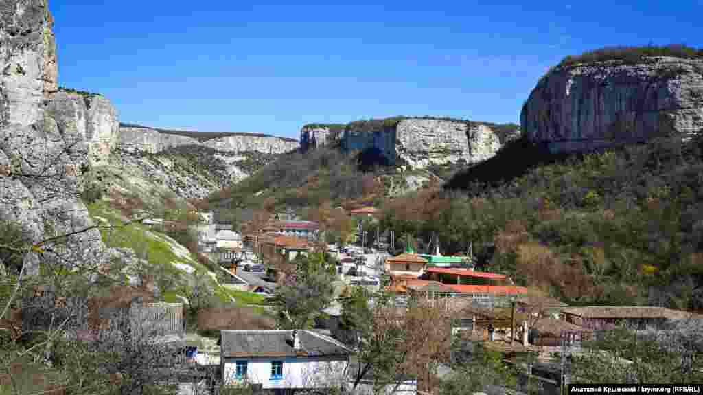 Вид на восточную окраину Бахчисарая