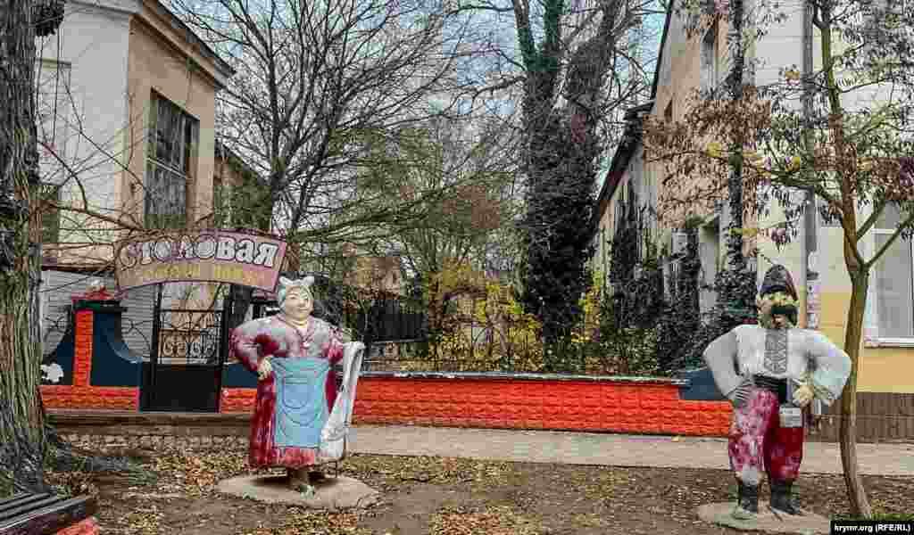 Единственные «украинцы» у входа в кафе «Золотой пляж» на улице Гоголя