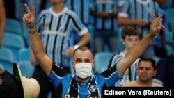 Navijač nosi masku na fudbalskom stadionu