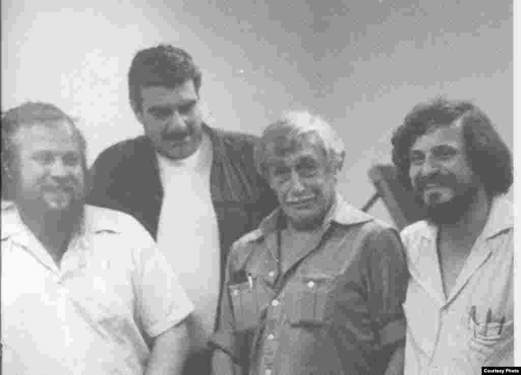 Слева направо: писатели Петр Вайль, Сергей Довлатов, Виктор Некрасов, Александр Генис в редакции газеты "Новый американец", 1980. Фото Lana Ford