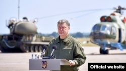 Петр Порошенко выступает перед украинскими военнослужащими, 5 августа 2017