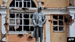 Statua Vladimira Lenjina, osnivača Sovjetskog Saveza, oštećena tokom borbi u gradu Sudzha pod ukrajinskom kontrolom u ruskoj regiji Kursk, fotografisana 16. avgusta 2024. godine.
