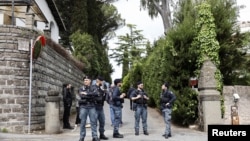 Italijanski policajci na jednom od ulaza u ambasadu Omana u Rimu gdje se održava druga runda pregovora između Irana i Sjedinjenih Država, 19. aprila 2025.