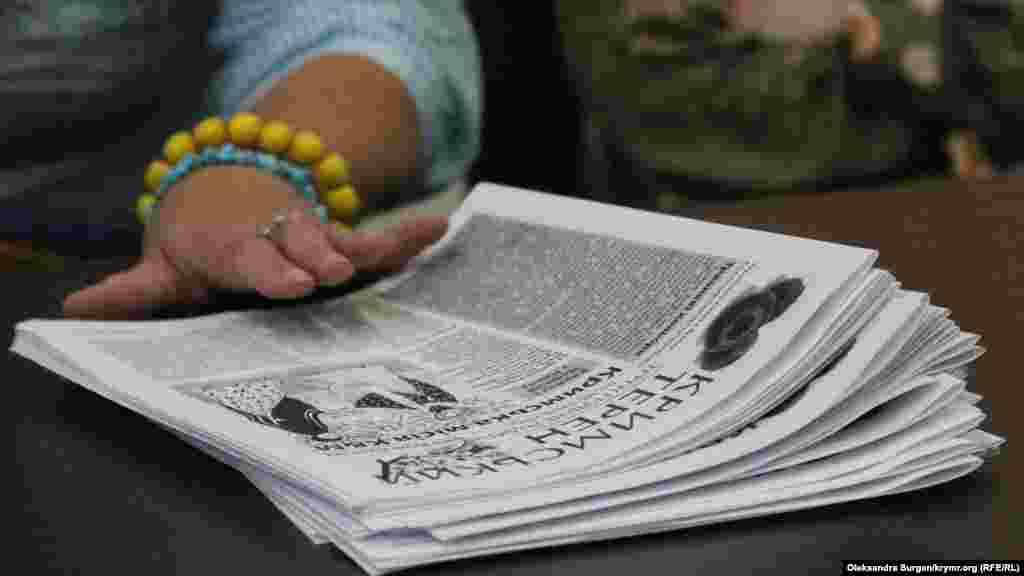 Стопка газет «Крымский терн», самиздат Украинского культурного центра в Симферополе. Под давлением российских силовиков большинство участников УКЦ были вынуждены покинуть Крым, газета больше не издается. Симферополь, 30 июня 2018 года. Фото: Александра Сурган.