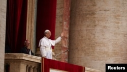 Папа римский Лев XIV впервые обратился к верующим с богородичной молитвой, Ватикан, 11 мая 2025 года