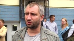 Кинорежиссёр Юрий Быков на акции у Басманного суда Кинорежиссёр Юрий Быков на акции у Басманного суда