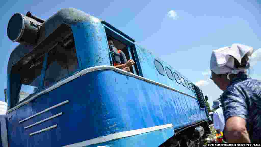 Вузькоколійна залізниця (вузькоколійка) – залізниця, яка має колію вужчу за загальноприйняту (в Україні – 1520 міліметрів), ширина колії – 750 міліметрів