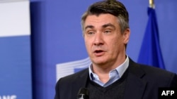 Proteklih dana hrvatski predsjednik Zoran Milanović sustavno relativizira genocid u Srebrenici. Negativne reakcije izavala je i Milanovićeva izjava o obitelji Zec, koje je hrvatska pričuvna policija ubila u Zagrebu 1991. godine.