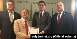 მუსტაფა ჯემილევმა აშშ-ის სახელმწიფო მდივნის თანაშემწისგან მიიღო "ყირიმის დეკლარაციის" ტექსტი. კიევი, 2018 წლის 26 ივლისი