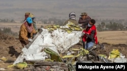 Istražni tim na mjestu pada aviona, Bišoft, Etiopija